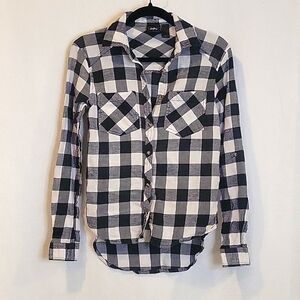 Daytrip by Buckle Black and White plaid long sleeve size XS hi low